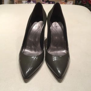 Tahari Deep Green Shimmer Pointed Pumps